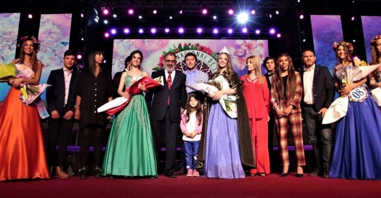 El intendente Jorge, el secretario Valdecantos y miembros de la Comisión Central estudiantil, con la nueva reina y sus princesas.