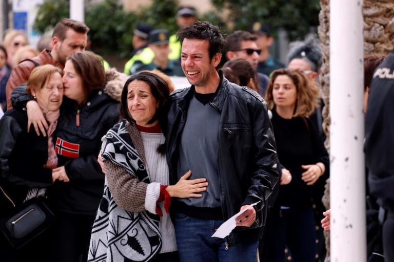 Los padres de Gabriel Cruz acompañan el féretro en la Catedral de Almería, donde esta mañana se ha celebrado el funeral por el pequeño de 8 años que murió estrangulado el mismo día de su desaparición, el 27 de febrero, un caso en el que ha sido detenida Ana Julia Quezada, la pareja del padre, que ha pasado la segunda noche en los calabozos de la Guardia Civil de Almería. EFE/ Ricardo García