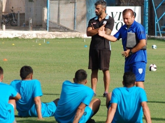 El técnico Gerardi habla con el plantel en una de las últimas prácticas de Gutiérrez SC.