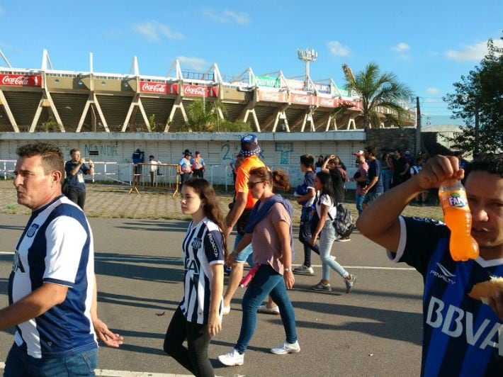 Así llegaban los hinchas de Belgrano y Talleres.