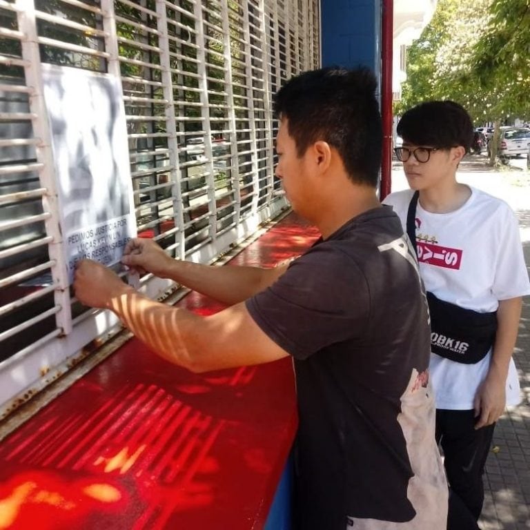 Sacaron las fotos de Lucas Lin de la puerta del Lincoln y la familia se enfureció