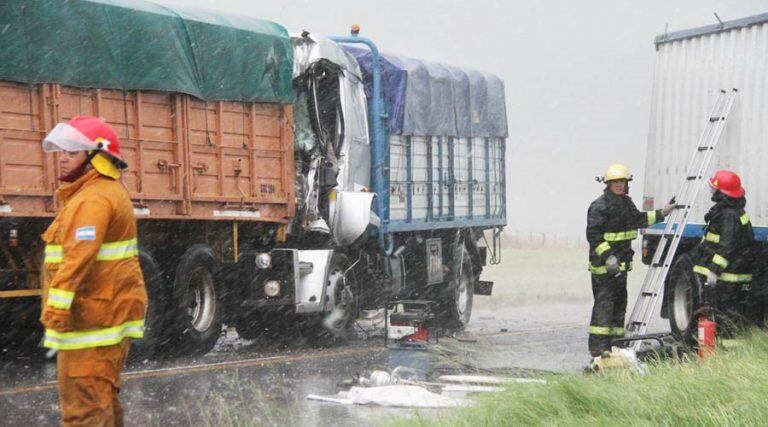 Un camión se incrustó en el acoplado de otro transporte similar (Infopico)