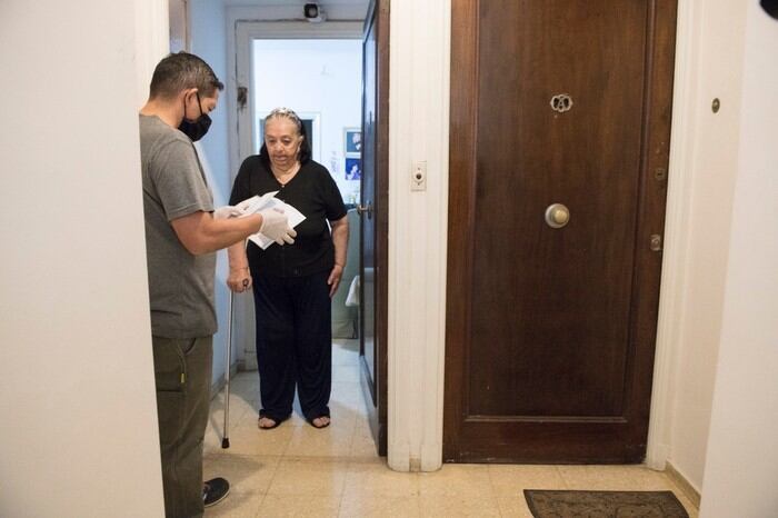 Es encargado del edificio y ayuda a los ancianos durante la pandemia (Créditos: Gobierno de la Ciudad)