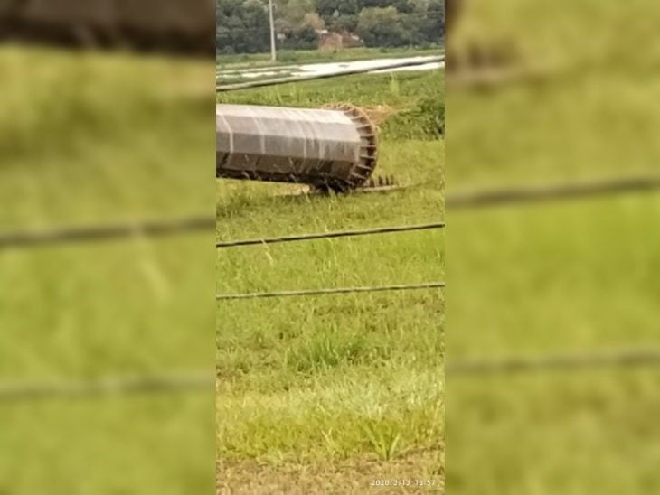 La base de una torre en la línea de alta tensión cayó en Posadas porque se robaro los bulones que la sostenían y media ciudad quedó sin energía eléctrica. (MisionesOnline)