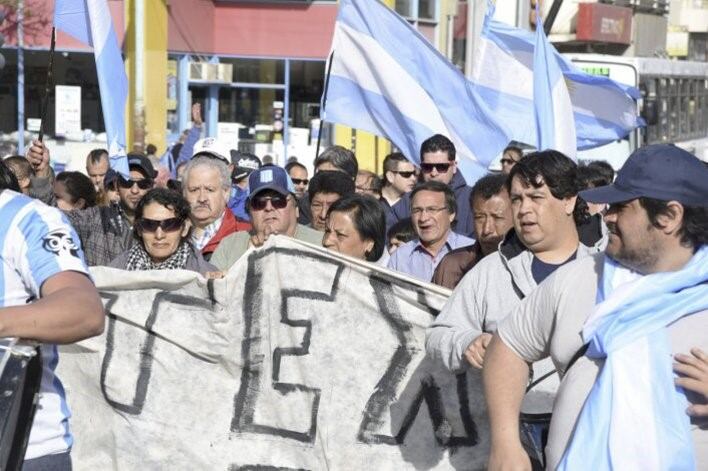 Los trabajadores reclaman por su situación.