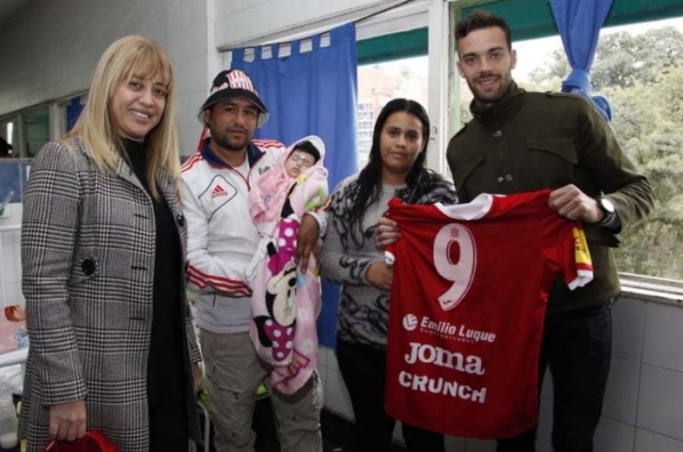 Grandes y chicos disfrutaron de la compañía de los jugadores del "Santo".