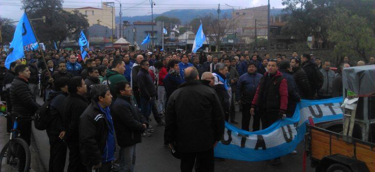 Los trabajadores detuvieron su marcha en el puente Lavalle para cantar el Himno Nacional.