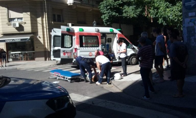 Choque entre un taxi y una motocicleta en la esquina de Córdoba y Dorrego, Rosario.