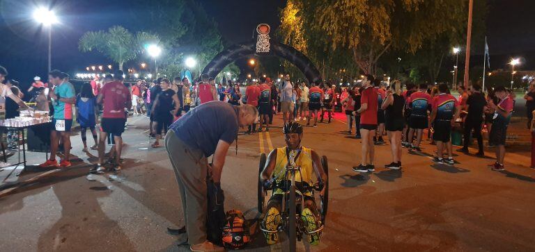 Llegó primero en la categoría "especial" en la Maratón Nocturna Inclusiva.