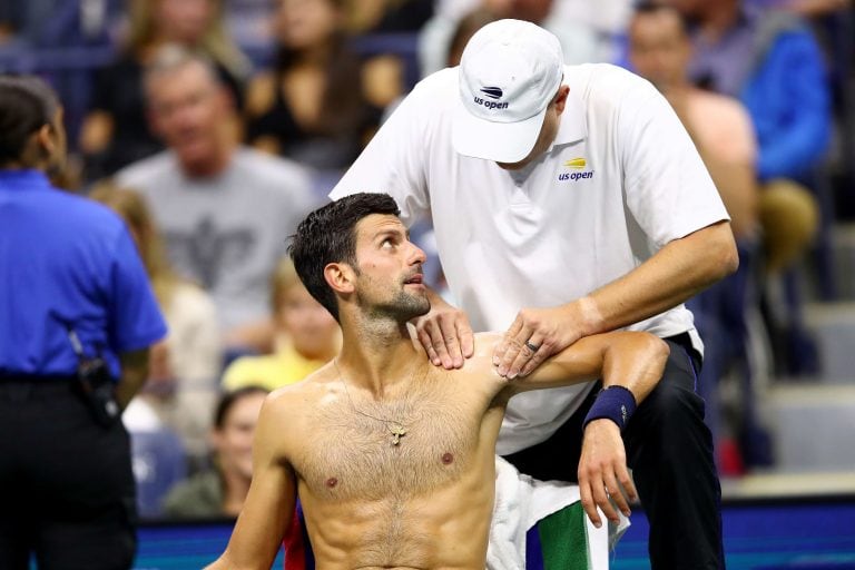 Nole atendido por el masajista.