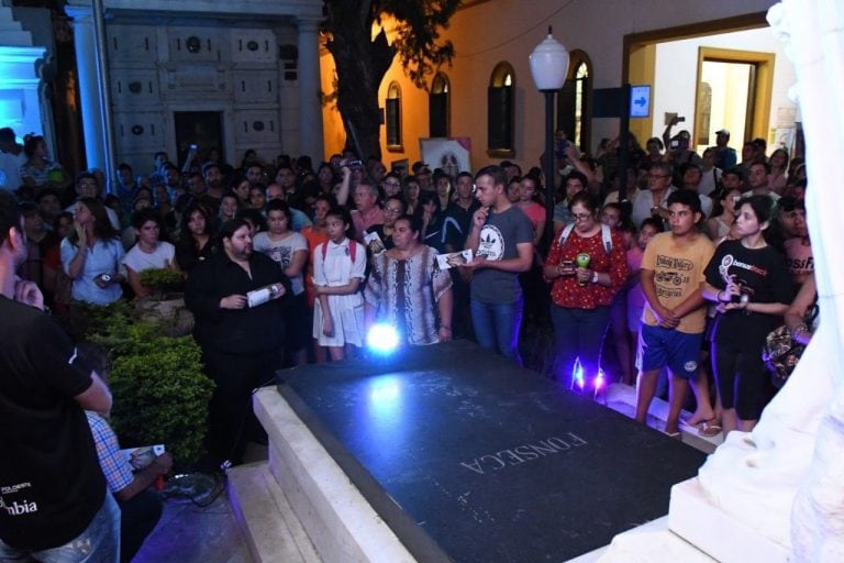 Paseo por el cementerio de noche