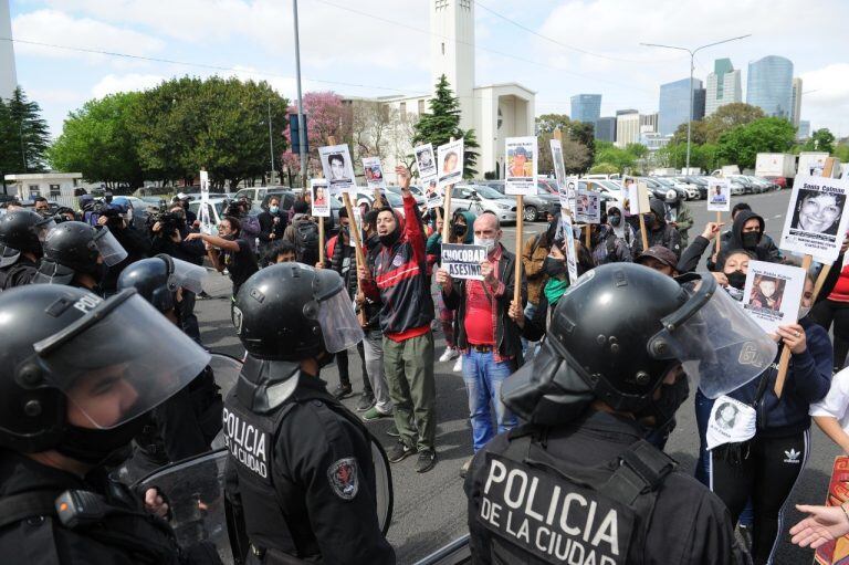 Se convocaron grupos a favor y en contra de Luis Chocobar. (Foto: Clarín)