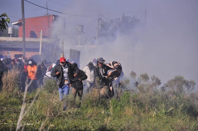 Balas de goma, corridas y detenidos durante el tenso desalojo de las tierras tomadas en la localidad bonaerense de Guernica. (Clarín)