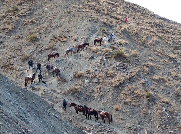 Los equipos técnicos recorrieron la compleja geografía por donde atravesará la futura ruta.