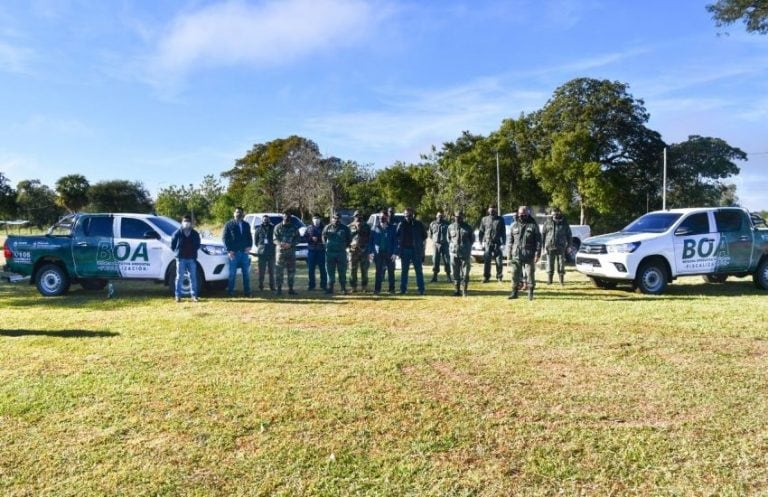 Integrantes de la Brigada Operativa Ambiental posando junto a sus vehículos (Foto: Gentileza Prensa Casa de Gobierno del Chaco)