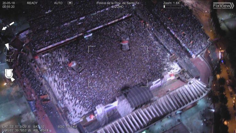 Fotos aéreas de la Policía de Santa Fe graficaron la marea humana en la cancha de Newell's durante el recital de La Renga. (Min. de Seguridad)