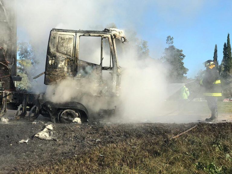 Camión incendiado
Crédito: Bomberos