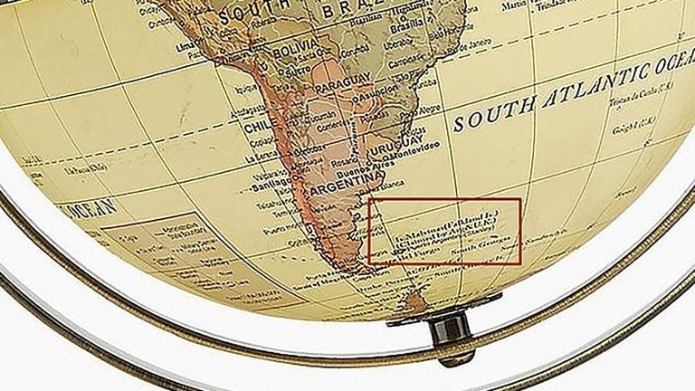 En el globo indican y llaman a las islas con la toponimia "Malvinas".