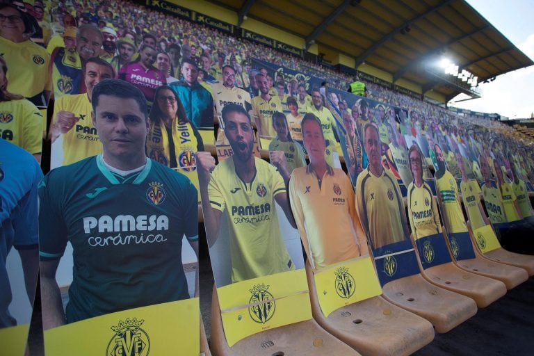 En España pusieron gigantogafías de los hinchas en los estadios tras la vuelta del fútbol (Foto: EFE / Domenech Castello.)