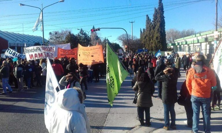 Estatales marcharon hasta el Ministerio de Economía en Rawson para reclamar por sus sueldos.