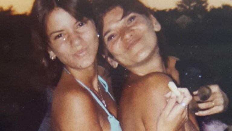 Gimena Accardi, hace años, junto a su madre.