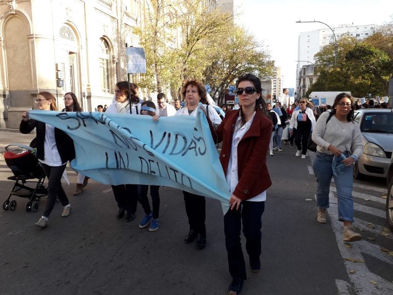 Médicos marcharon en apoyo al doctor Lastra