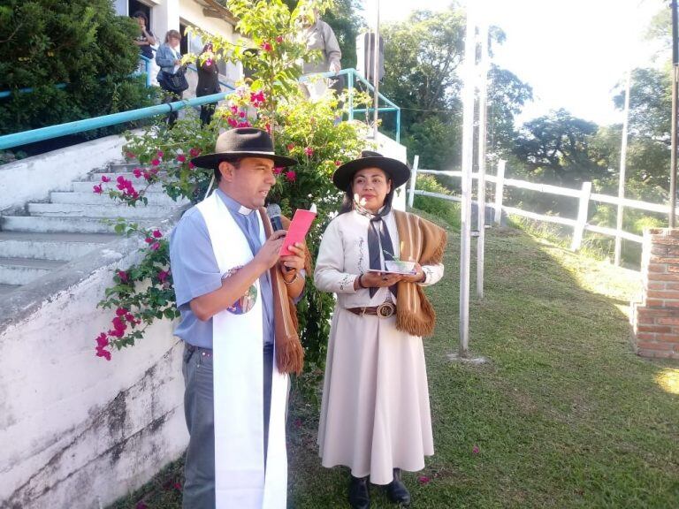 El padre Marcelo impartiendo la bendición a los gauchos, poco antes de iniciar la marcha hacia El Carmen.