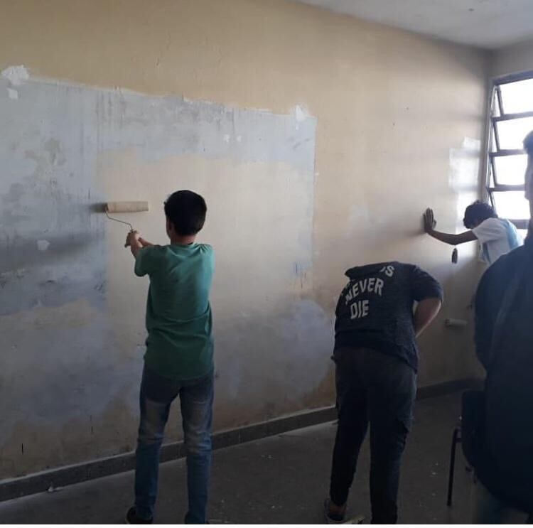 Alumnos de la Escuela Vicente Pereda mejorando su salón.