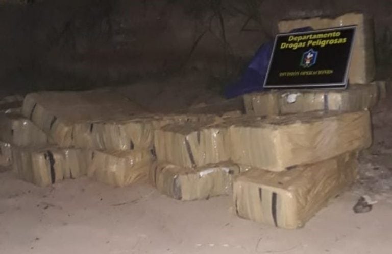 Los 25 bultos con 310 kilos de marihuana incautados por la policía.