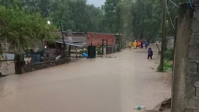 El temporal afectó seriamente a barrios periféricos, provocando el ingreso de agua a las viviendas.