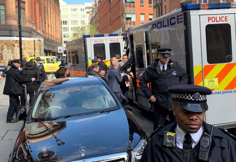 Julian Assange detenido por la policía británica (Foto: @DailyDOOH via AP)