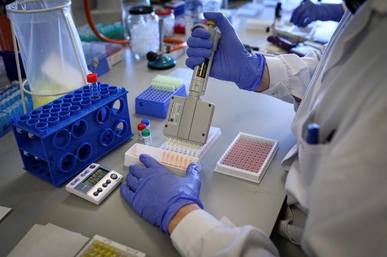 Laboratorio de la empresa de biotecnología Eurofins Ingenasa en Madrid (EFE/Fernando Villar)