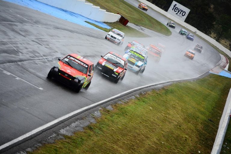 La lluvia le puso dramatismo a la final de la nueva clase Uno Competizione. Foto gentileza Apicer.