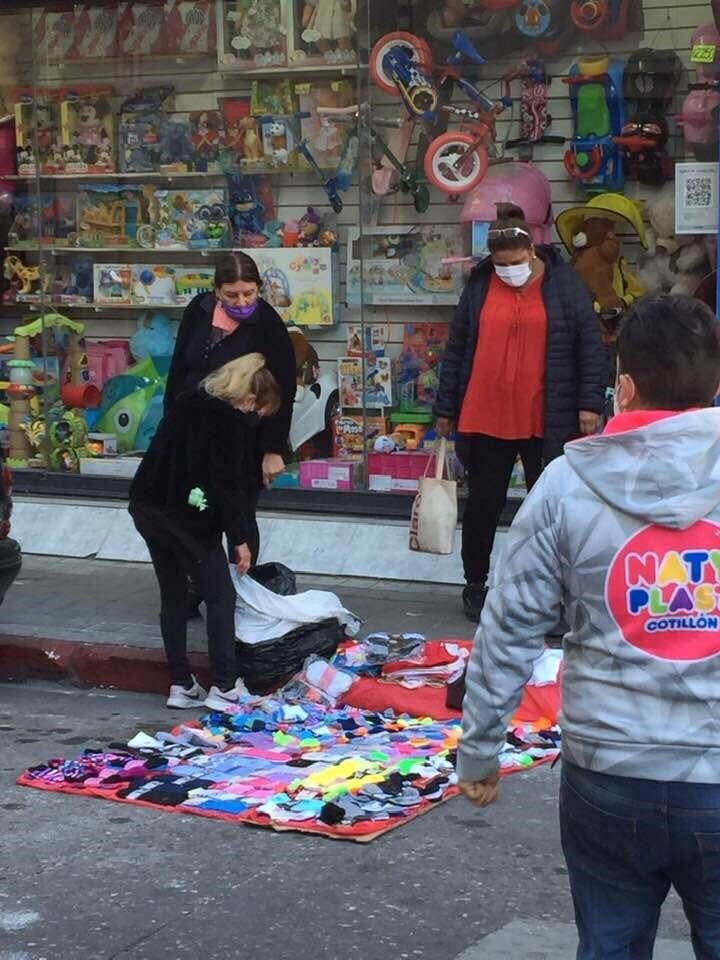 Vendedores ambulanes invadieron las calles del Centro de Córdoba.