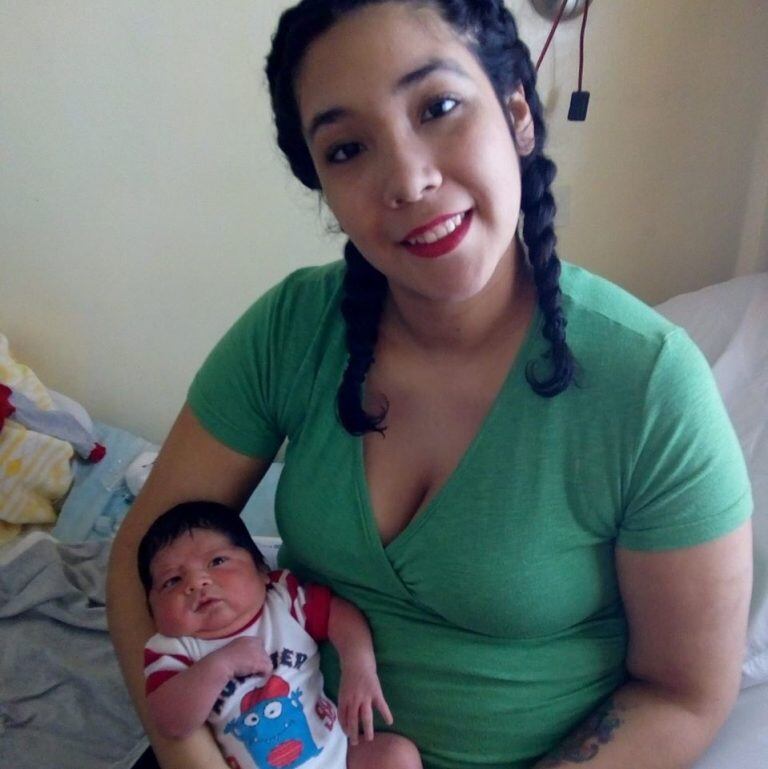 Debra junto a su bebé.