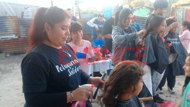 Peluqueros solidarios en Paraná.