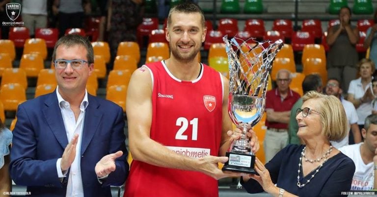 El capitán del Varese recibiendo la copa