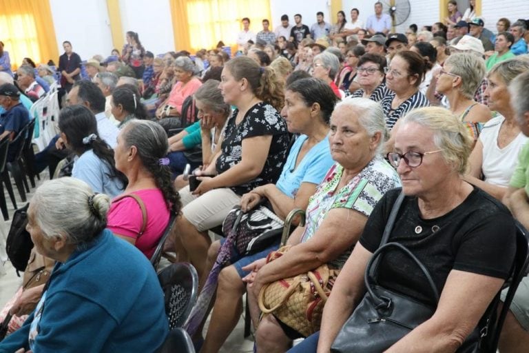 Entrega de tablets en San Vicente.