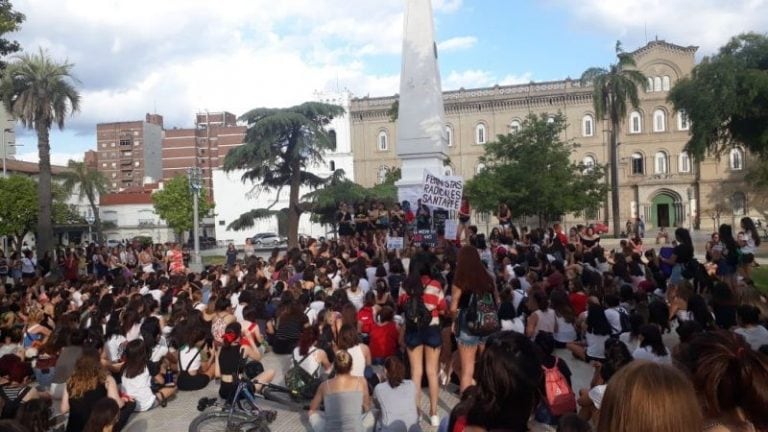 “Silbatazo” y escrache en Santa Fe contra la violencia de género