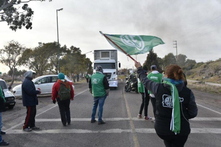 Trabajadores del Estado reclaman en Rawson sus sueldos adeudados.