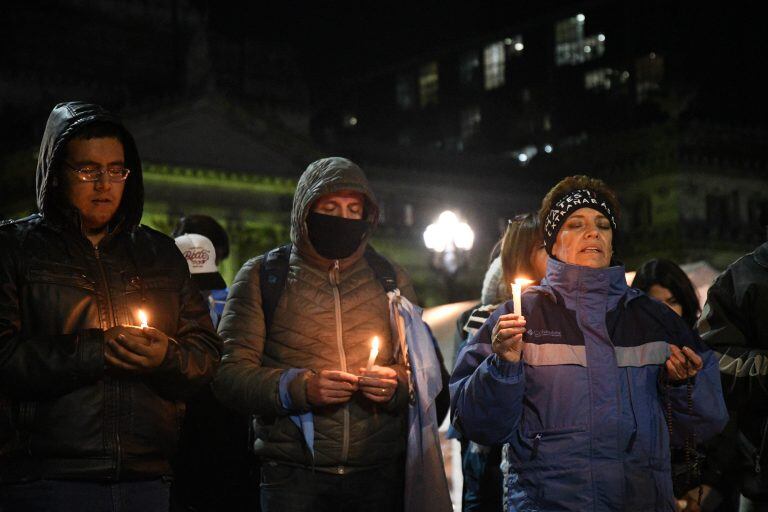 Los manifestantes a favor y en contra del aborto pasaron la noche en la Plaza del Congreso.