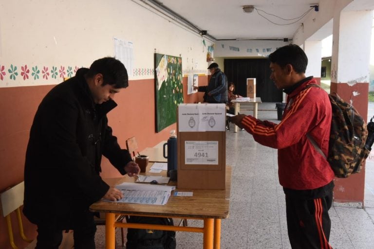 Errores en los padrones y ausencia de autoridades de mesa en Rosario (@MecciaSeba)