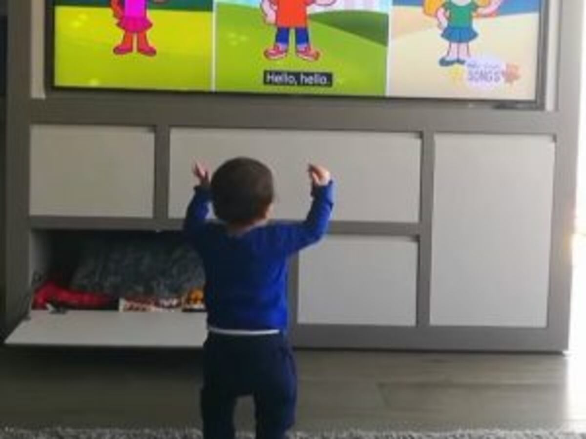 Mateo Messi derrocha ternura aprendiendo inglés frente a la tele