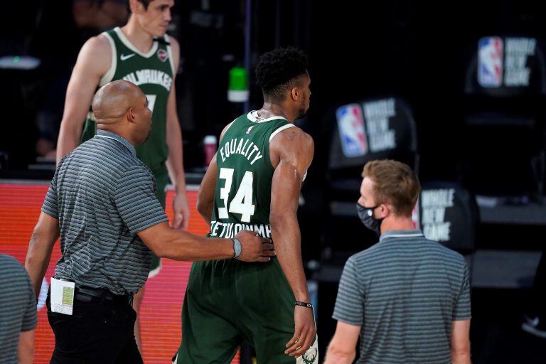 Giannis Antetokounmpo se va a los vestuarios después de ser expulsado del partido (REUTER)