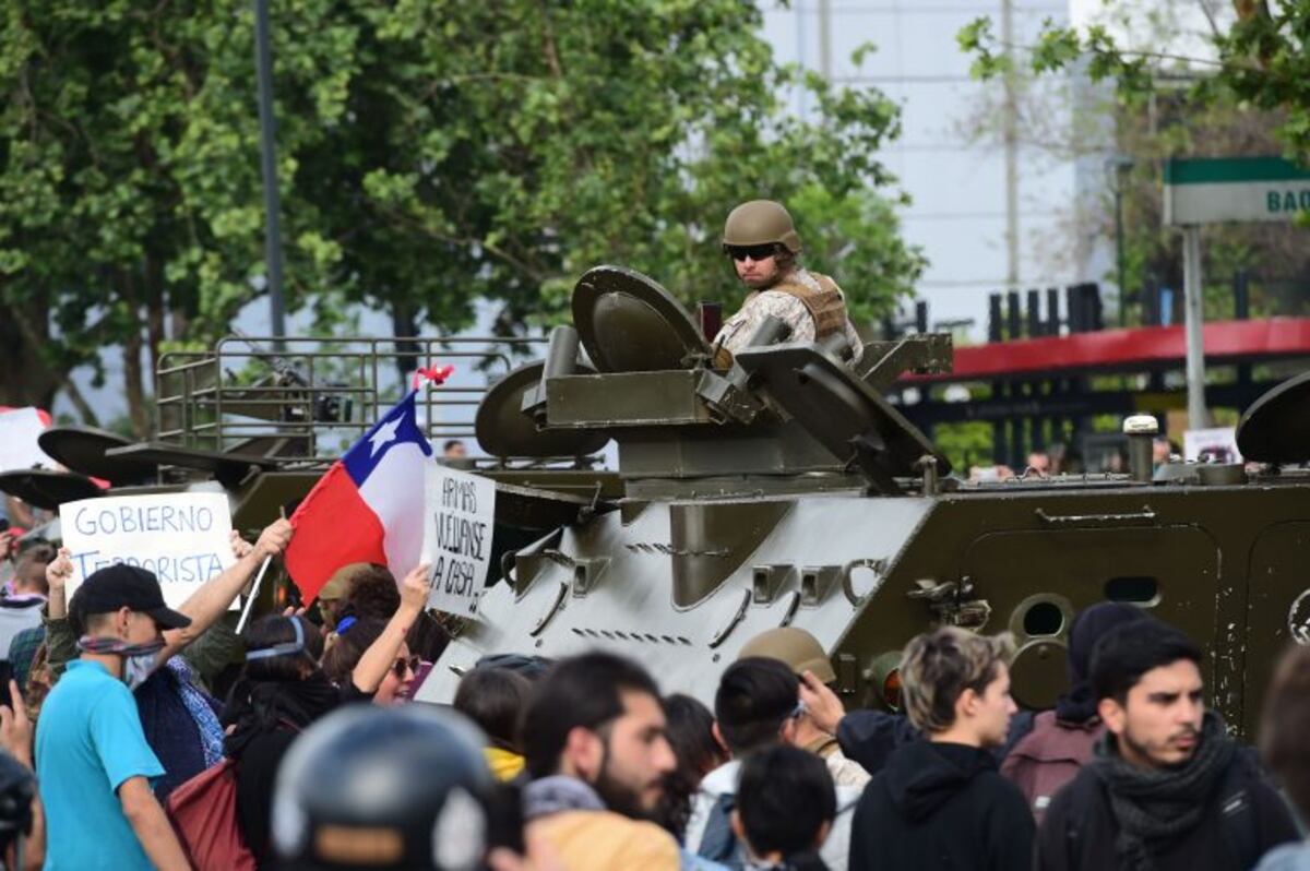 Nuevos enfrentamientos en Santiago de Chile desafiaron el estado de emergencia