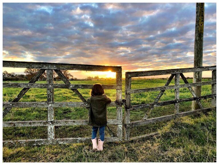 Rufina Cabré mira el atardecer en una chacra de Uruguay. Sus papás han contado que es una nena muy sensible. (Foto: Instagram)