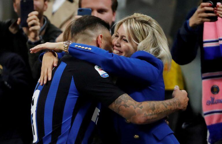 Mauro Icardi celebra junto a Wanda (REUTER)