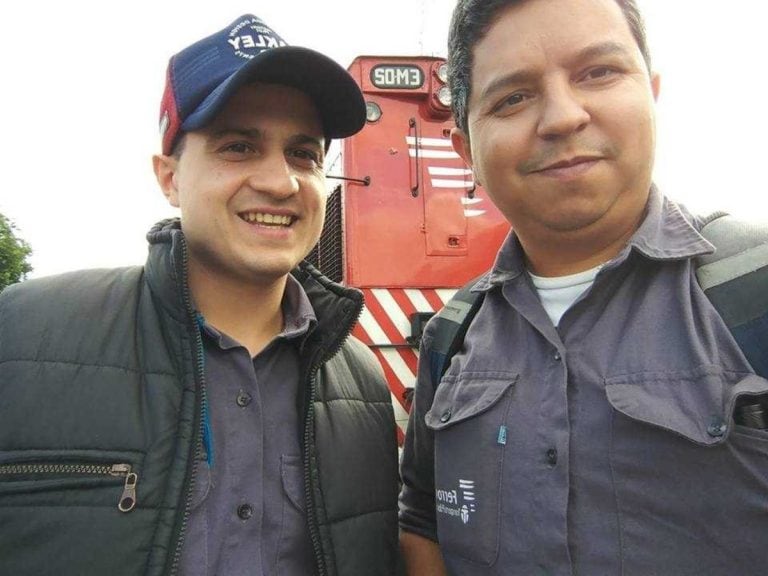 Sebastián González (derecha) junto a un compañero  (Foto: Clarín)