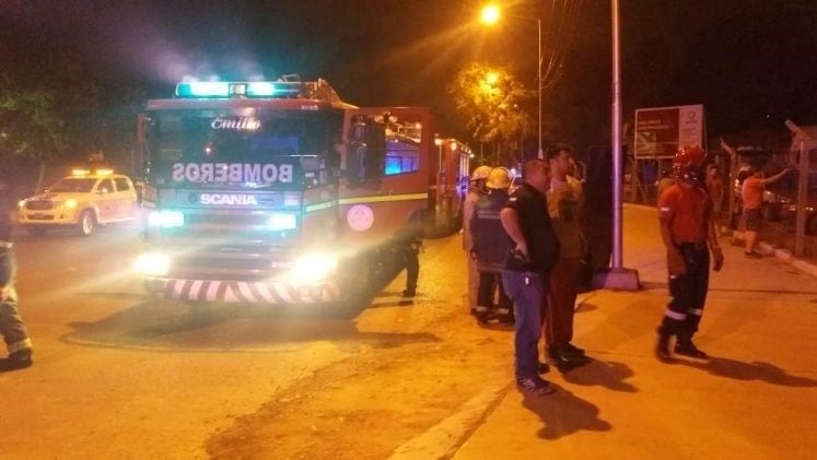 Bomberos ayudaron a evacuar el lugar.