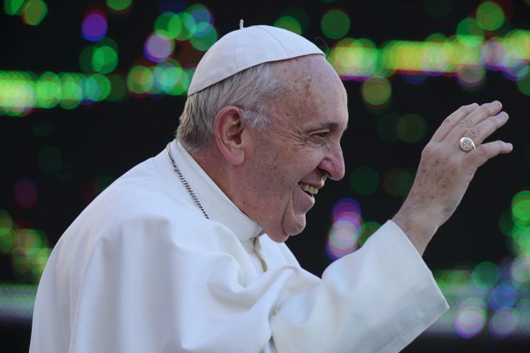 El papa Francisco saluda el 14/03/2018 en la Plaza de San Pedro en el Vaticano durante la tradicional audiencia general de los miércoles. Foto: Evandro Inetti/ZUMA Wire/dpa